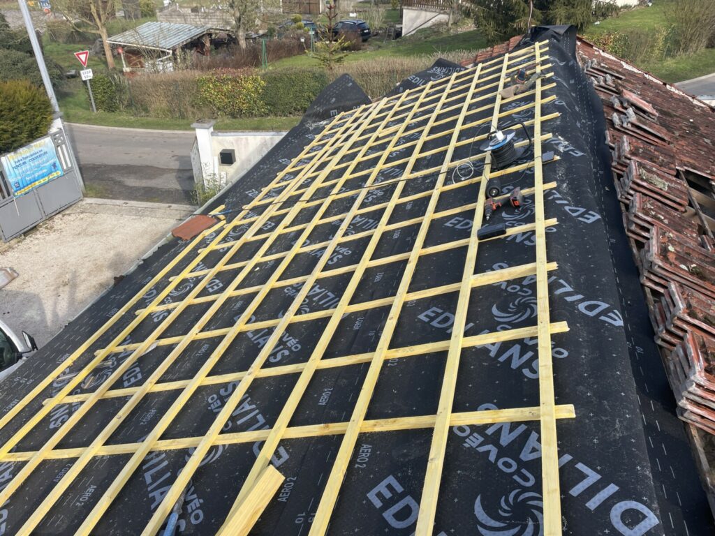 Rénovation toiture / couverture - retrait d'anciennes tuiles et pose liteaux neufs avec pare vapeur - Maison à Caumont Sainte Aulde
